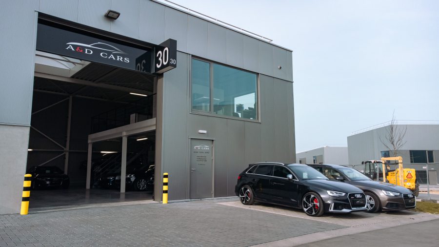 La devanture de l'enseigne A&D Cars avec une audi RS3 vendue par A&D Cars