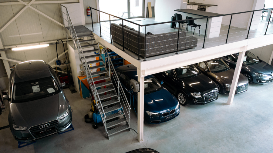 Les abords de l'enseigne A&D Cars avec sablage du vitre logo